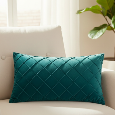 housses de coussins turquoise sur un fauteuil blanc avec en arrière plan une fenêtre bien éclairée et une plante