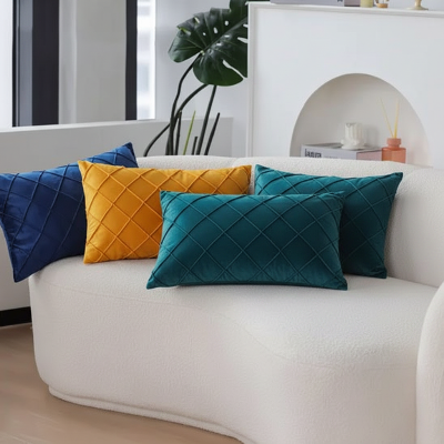 housses de coussins de couleurs variées en présentoir sur un sofa devant un foyer