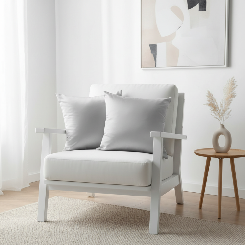 housse de coussin 40x40 gris pâle sur une chaise de salon blanche 