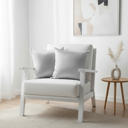 housse de coussin 40x40 gris pâle sur une chaise de salon blanche 