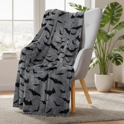 couverture de couleur grise avec des chauves-souris sur une chaise de salon 