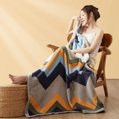 couverture multicolore sur une jeune femme qui relaxe sur une chaise de salon