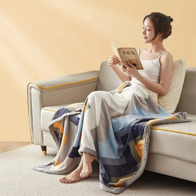couverture à motif chevron avec une demoiselle lisant un livre sur le sofa