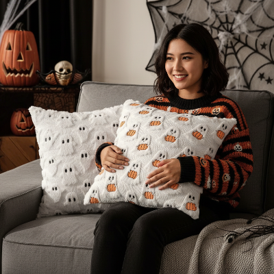 housses de coussin blancs avec des fantômes et une demoiselle souriante sur un sofa dans un décor d'halloween