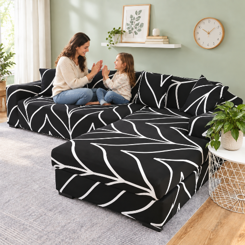 housse canape angle avec un design blanc de lignes de feuille sur fond noir avec une femme et un enfant qui jouent