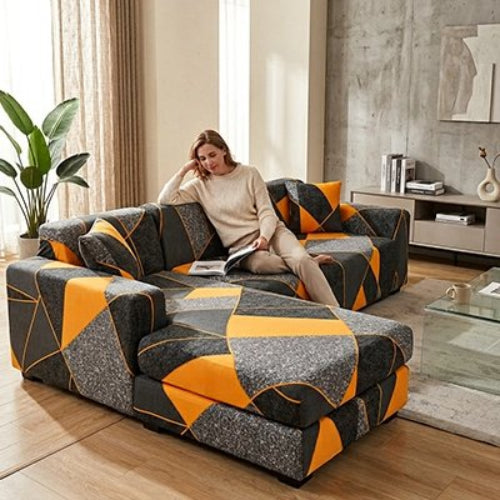 housse canape d'angle aux formes géométriques jaunes, noires et grises avec un femme lisant une revue