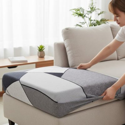 housse canapé d'angle dans les tons de gris avec une femme recouvrant un coussin