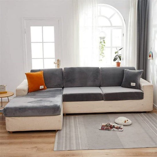 housse canapé d'angle dans les tons de gris sur un sofa dans un salon bien éclairé