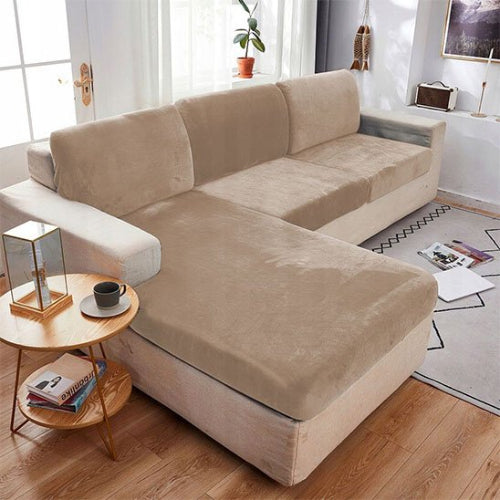 housse canapé d'angle de couleur beige velouté sur un canapé 3 places