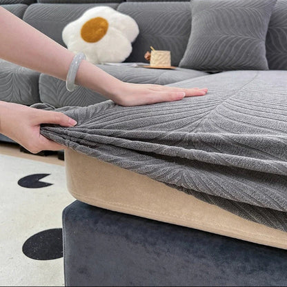 housse de canape d angle avec des mains qui l'installent sur un des coussins du canapé