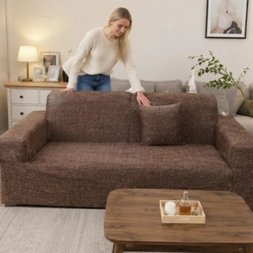 housse de canapé d'angle au colori marron recouvrant un sofa dans un joli salon