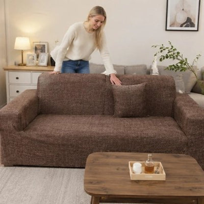 housse de canapé d'angle au colori marron recouvrant un sofa dans un joli salon