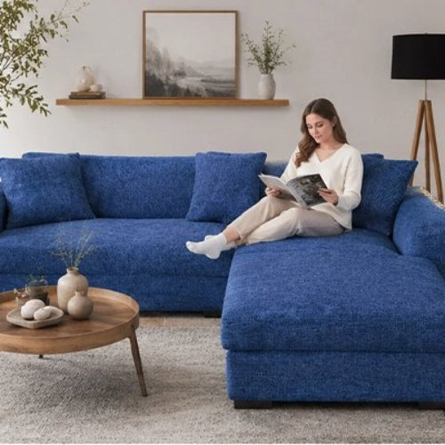 housse de canapé d'angle bleue avec une jeune femme assise lisant un livre 