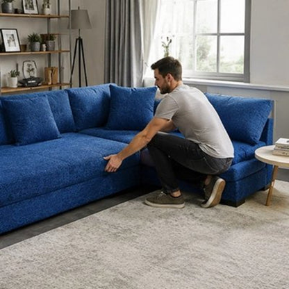 housse de canapé d'angle de couleur bleu avec un homme accroupie pour l'installer