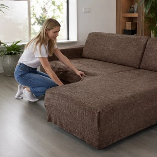 housse de canapé d'angle de couleur marron installé par une femme minutieusement