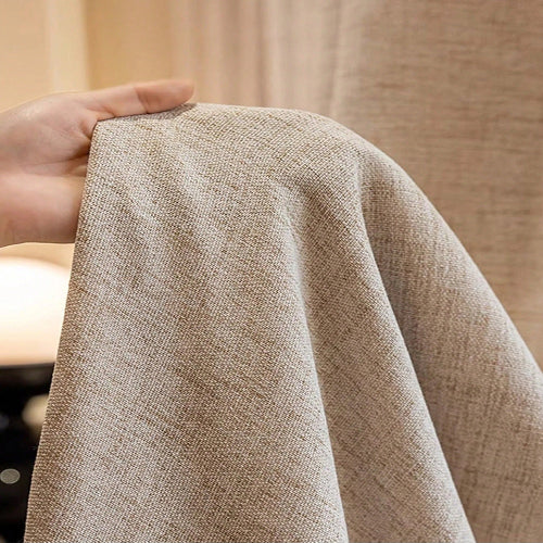 rideau de style lin japonais beige dans une main pour montrer la texture