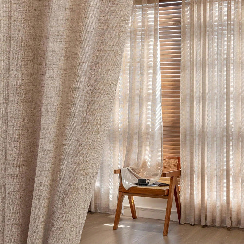 rideau beige à la texture de lin installé sur une grande fenêtre bien éclairée