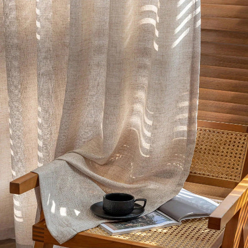 rideau dans le ton de beige texturé lin retombant sur une chaise de salon