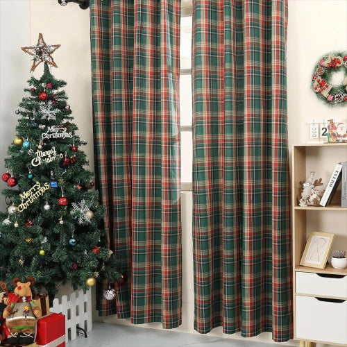 rideaux pour le salon à carreaux vert dans un décor de noël