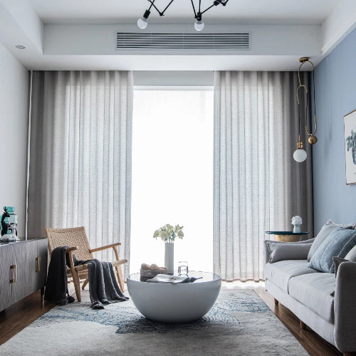 rideaux pour le salon gris sur de grandes fenêtres dans un salon moderne