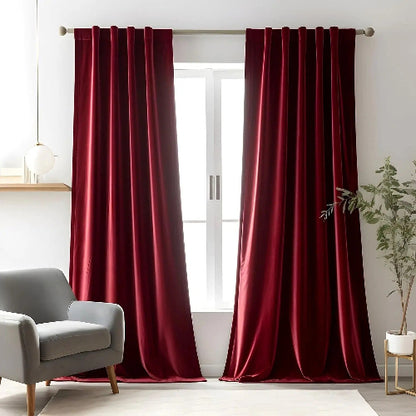 rideaux pour salon rouge bordeaux installés sur une porte vitrée bien éclairée